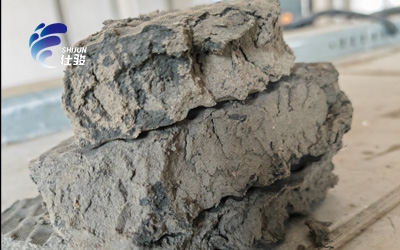 造紙廠污泥使用SJC-08污泥增效劑實(shí)現(xiàn)污泥深度脫水-青島仕駿