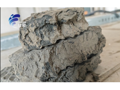 造紙廠污泥使用SJC-08污泥增效劑實(shí)現(xiàn)污泥深度脫水-青島仕駿